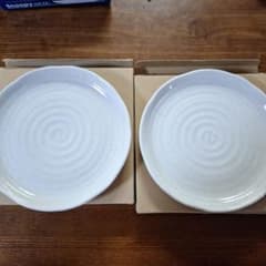 白い渦巻き模様の陶器皿2枚セット - メルカリ