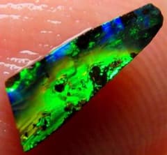 0.35 cts 天然 ボルダーオパール 原石 未研磨 鉱物標本のサムネイル