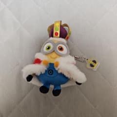 미니언 왕관과 망토가있는 인형