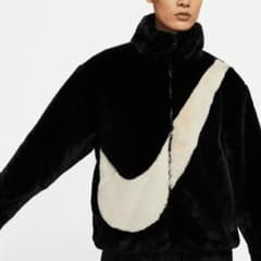 専用【定価19,250円】NIKE プラッシュ NSW スウッシュジャケットのサムネイル