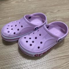 crocs ピンク クラシックサンダル キッズサイズのサムネイル
