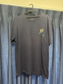 バラ刺繍　ネイビー Tシャツ 半袖のサムネイル