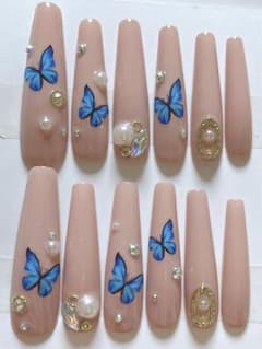 ベージュ×蝶々♡スカルプ風　鬼ロングギャルネイルのサムネイル