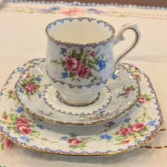 [美品]ロイヤルアルバート　プチポワン　デミタス(トリオセット)②のサムネイル