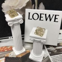 LOEWE モチーフ ピアス ゴールドカラー ラインストーン 両耳用 LOEWE モチーフ ピアス ゴールドカラー ラインストーン 両耳用 - メルカリ