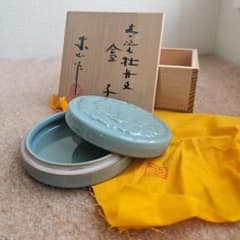 青磁 牡丹彫 蓋付器 香合 菓子器 東山作 茶道具 骨董 共箱・黄布付き