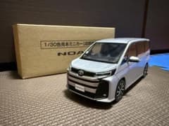 トヨタ NOAH 1/30 色見本ミニカー メタルストリームメタリック - メルカリ