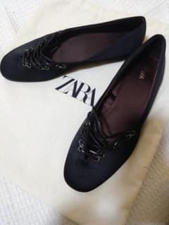 ZARA ブラック サテンエフェクトフラットシューズのサムネイル