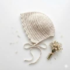 ベビーボンネット　生成り　新生児　ハンドメイド　かぎ編みのサムネイル