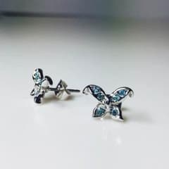 シルバー  &  ブルー バタフライピアスのサムネイル