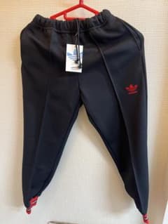 adidas 黒いロングパンツ 赤いロゴのサムネイル