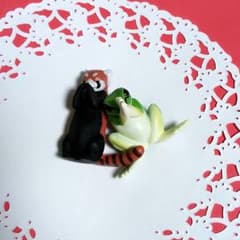 合掌〜カエルとレッサーパンダセットのサムネイル