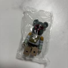 ベアブリックのサムネイル