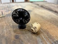 GWお値下げ グリコのおまけ　ミニチュア　扇風機 と豚の蚊取り線香黒のサムネイル