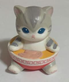 ラーメンどんぶりに入った猫のフィギュア 置物のサムネイル