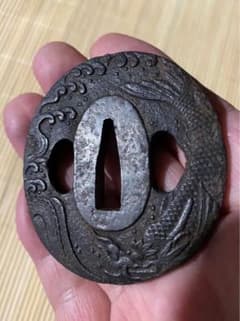鉄地　堅丸型　短刀鍔　薄肉彫　波濤に飛龍の図　刀装具 武具 日本刀 時代物 鉄地 堅丸型 短刀鍔 薄肉彫 波濤に飛龍の図 刀装具 武具 日本刀 時代物