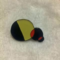 ミロ　ピンバッジ 黒 赤 黄色のサムネイル