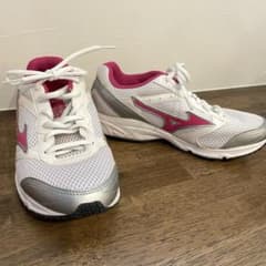 Mizuno ホワイト/ピンク スニーカー　運動靴のサムネイル