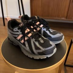 New Balance M1906RHCスニーカー ブラック ピンクのサムネイル