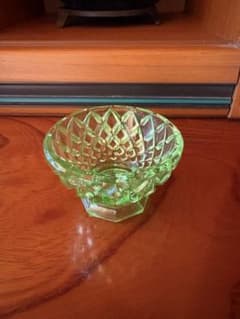 緑色カットガラスボウル ブラックライト蛍光 ウランガラス - メルカリ
