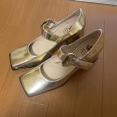THE MALCOIE メタリックゴールド ストラップパンプス 24.5cmのサムネイル