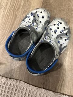 Crocs キッズ サンダル カモフラ柄 ブルーのサムネイル