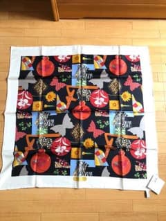 ✨フェラガモ新品シルクスカーフのサムネイル