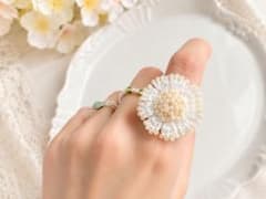 大ぶりフラワーリング｜白いお花のビーズリング｜レース編み｜フリーサイズのサムネイル