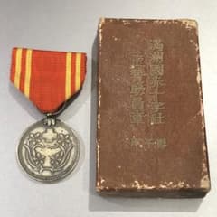 送料無料】 旧日本軍 陸軍 勲章 徽章 満州国赤十字社正賛助員章 男子用