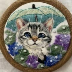 ハンドメイド刺繍フレーム　雨上がりの虹と猫 ハンドメイドミニ刺繍フレーム 雨の日の紫陽花と猫 - メルカリ