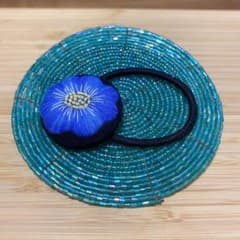 ハンドメイド　くるみボタン　ヘアゴムのサムネイル