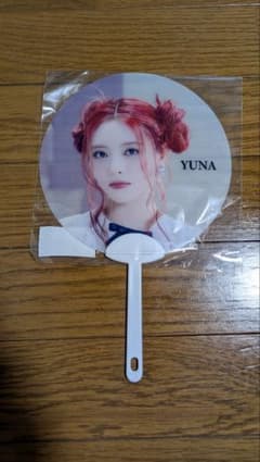 itzy　YUNA うちわ JYP JAPAN POPUP STORE 2024のサムネイル