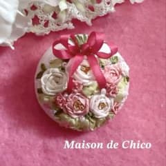 ローズスワッグ ハンドメイド リボン刺繍ブローチ くるみボタン - メルカリ
