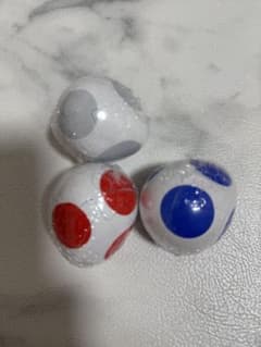 即日発送⭐️値引き◎ヨッシー　めじるしアクセサリー　カプセルトイ しろ　青　赤のサムネイル