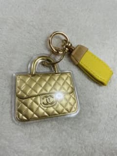 CHANELノベルティキルティングポーチとゴールドのバッグチャーム❣️ CHANEL バッグ型 キーホルダー チャーム - メルカリ