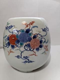 有田焼　十一代今泉今右衛門作、『錦菊花文三足手あぶり』、銘有、合わせ箱付 有田焼 十一代今泉今右衛門作、『錦菊花文三足手あぶり』、銘有