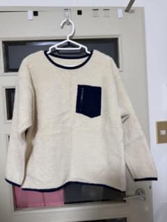 白のニットのサムネイル
