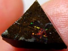 0.80 cts 天然 ボルダーオパール 原石 未研磨 鉱物標本のサムネイル