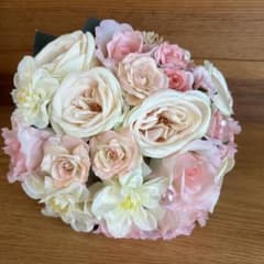 ピンクとホワイトの造花ブーケのサムネイル