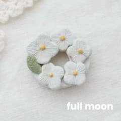 白いお花のリースブローチ　ハンドメイド　北欧　陶器ブローチ　陶器風のサムネイル