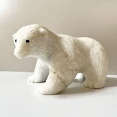 カナダビンテージ　精巧さと芸術性を兼ね備えるシロクマの天然石一刀彫のオブジェ カナダ製 シロクマ 熊 石 石製 石彫 石彫り 置物 オブジェ - メルカリ