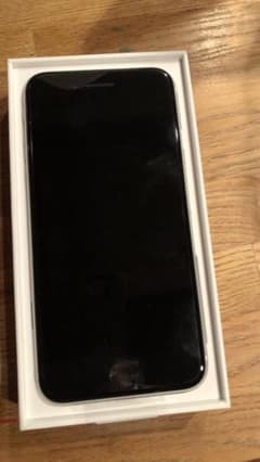 ★新品・未使用品★　iPhone SE　第２世代　64G　ホワイトのサムネイル