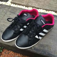 adidasのスニーカーのサムネイル