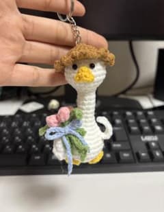 ハンドメイド あみぐるみ 帽子を被ったアヒル キーホルダーのサムネイル