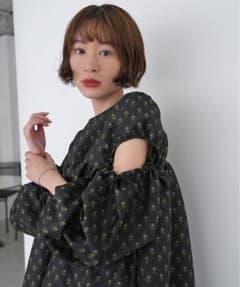 花柄オフショルダーワンピースのサムネイル