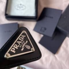 本物●PRADA バッジ ブローチ レザートライアングル 三角 箱付　ブラック 本物○PRADA バッジ ブローチ レザートライアングル 三角 箱付