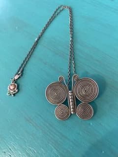 カレンシルバー蝶型ペンダント 渦巻きデザイン - メルカリ