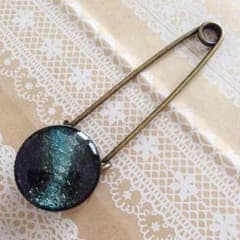 [再販]【宇宙塗り】ストールピン(レジンアクセサリー)のサムネイル