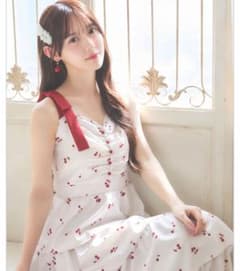 肩リボン付きチェリー柄ティアードワンピース Suyunn(スユン)のサムネイル