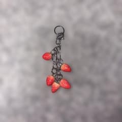 ハンドメイド いちごチャーム キーホルダーのサムネイル